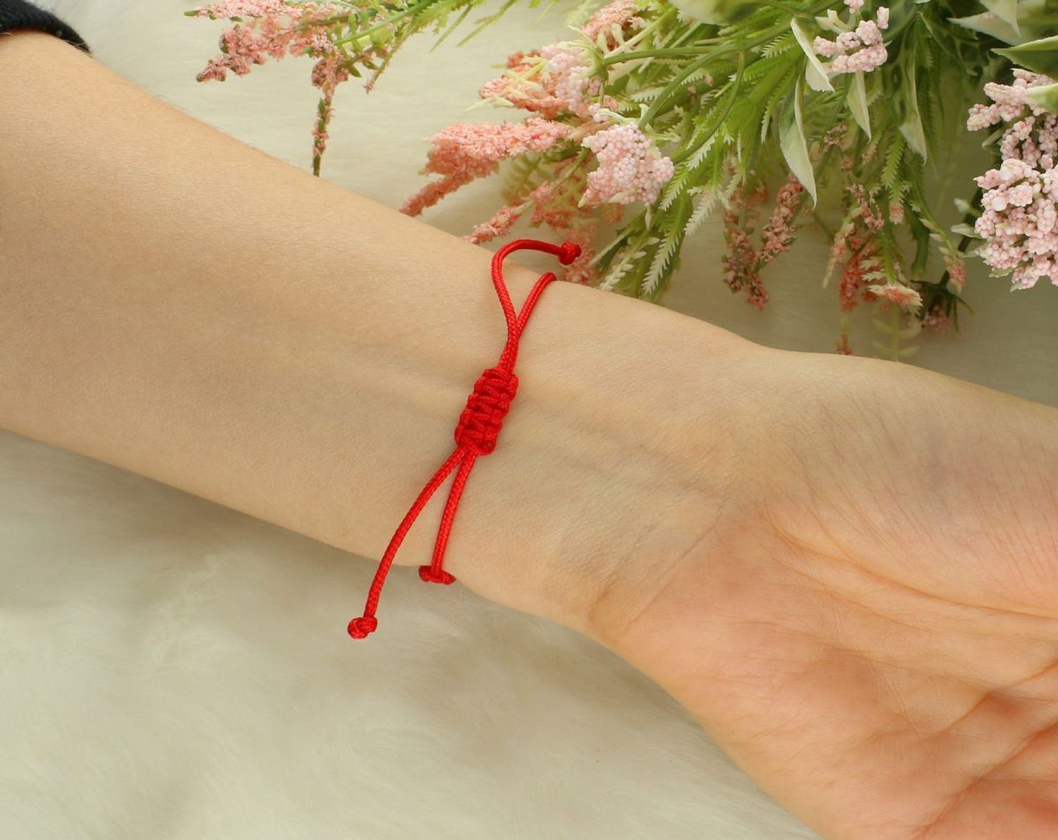 Bransoletka damska na czerwonym sznurku z kuleczka w cyrkonie próba 925, W 290 Symboliczna, subtelna i efektowna – bransoletka damska na czerwonym sznurku z kuleczką w cyrkonii, model W 290 1.jpg